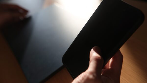 夫のスマホを覗き見たら終わり？ 夫婦だからこそやってはいけない「自宅調査」の壁